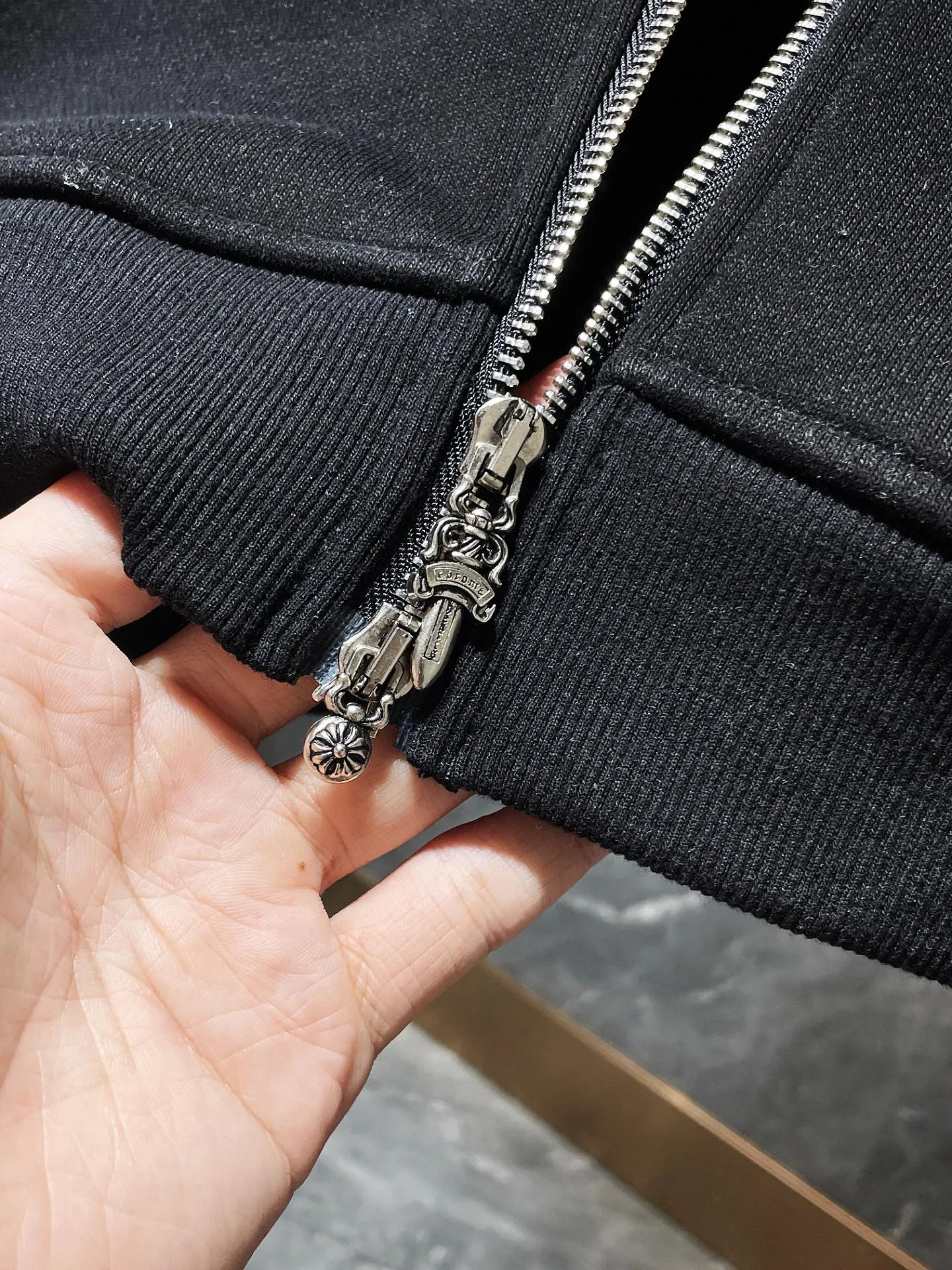 P356 Chrome Hearts Classic Dark Series Heavy-duty arms➕Full cross embroidery patchwork leather zipper sweatshirt on the back, 50 pieces of imported patchwork leather all over the body➕Tajima machine embroidery technology, the highest version! The highest version! Improved customized version of 1:1 high-gram weight high-quality fabric Recommended color: black Size: S, M, L, XL